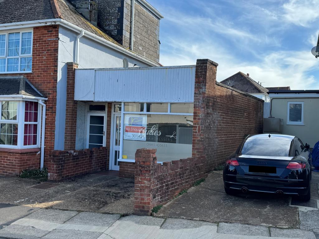 Lot: 20 - FORMER HAIRDRESSING SALON WITH POTENTIAL - Front of the Building from New Road